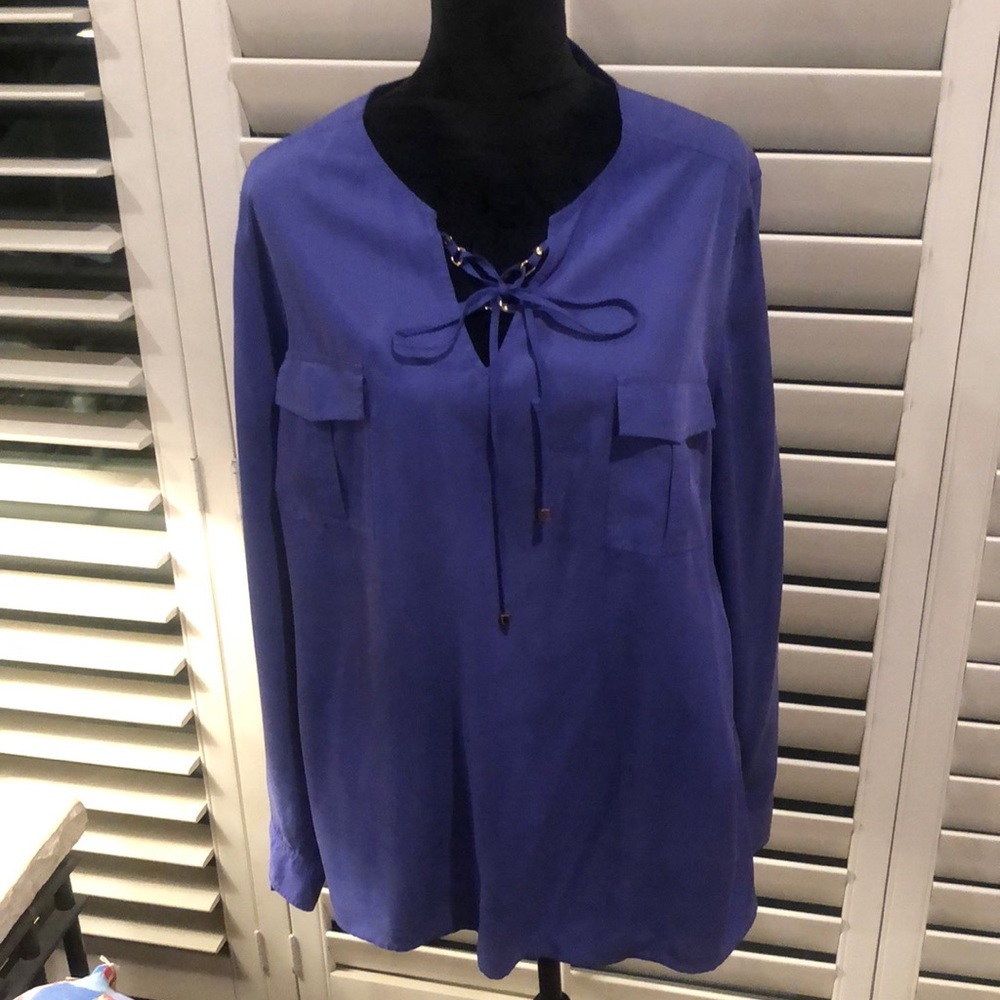 Chico’s pull over top. Silky feel. Adjustable sleeves. Two pockets.